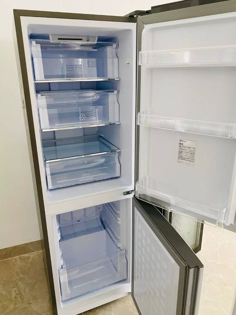 伊莱克斯双门冰箱,呵护食物新鲜,守护家人健康