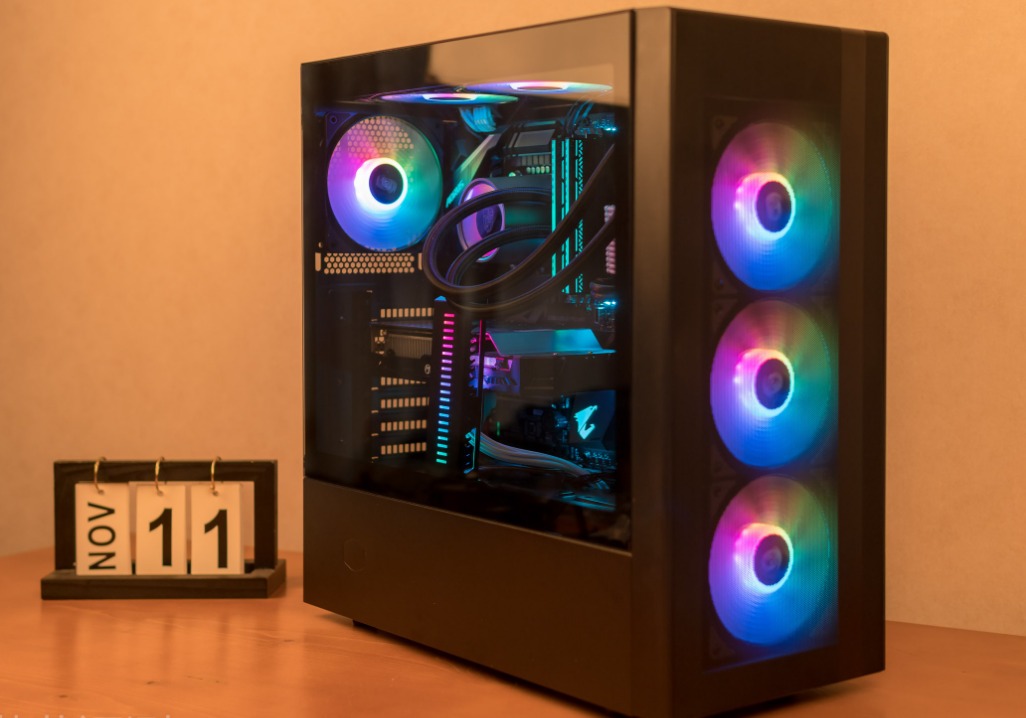 简单大方,外观出众酷、酷冷至尊NR600全塔机箱