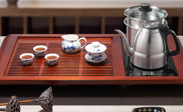 苏东坡说“从来佳茗似佳人。卢仝说:“ 一碗喉吻润,两碗破孤闷。三碗搜枯肠,唯有文字五千卷。 四碗发轻汗,平生不平事,尽向毛孔散。五碗肌骨清,六碗通仙灵。七碗吃不得也,唯觉两腋习习清风生。”中国人生活素来有七件事必不可少:“柴米油盐酱醋茶”。烹茶是雅事,焚琴煮鹤,器物不好雅便也变成了不雅,同种质量的茶