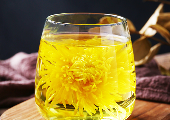 一本书配上一杯清香的花茶，细细