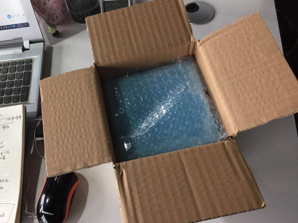 外包装就是简简单单的瓦楞纸,打开就是泡沫包装的蓝色盒子.