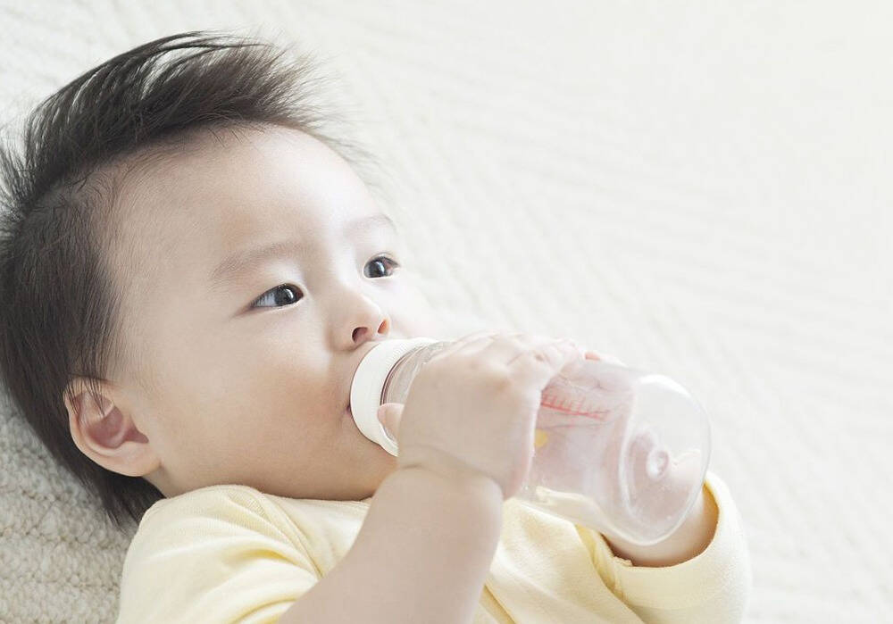 宝宝还在用奶瓶喝水？..