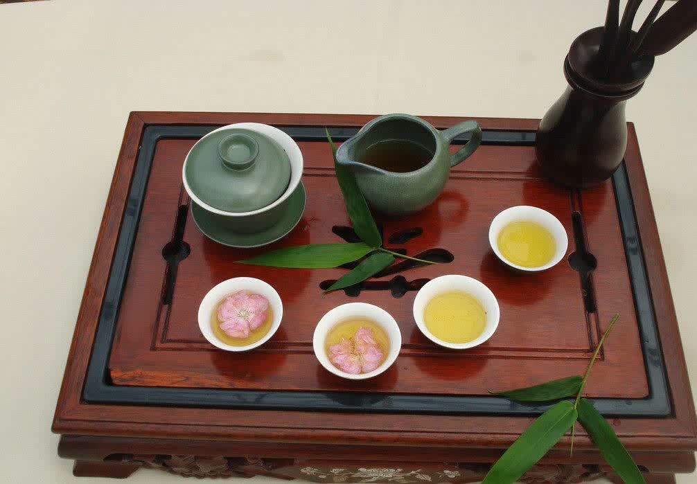 不平凡的日子需要一束光和一壶茶