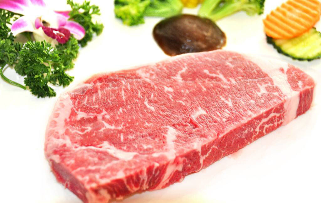 做一块好的牛排第一步是要挑选好的牛排肉,理想的牛排色泽红润有光泽