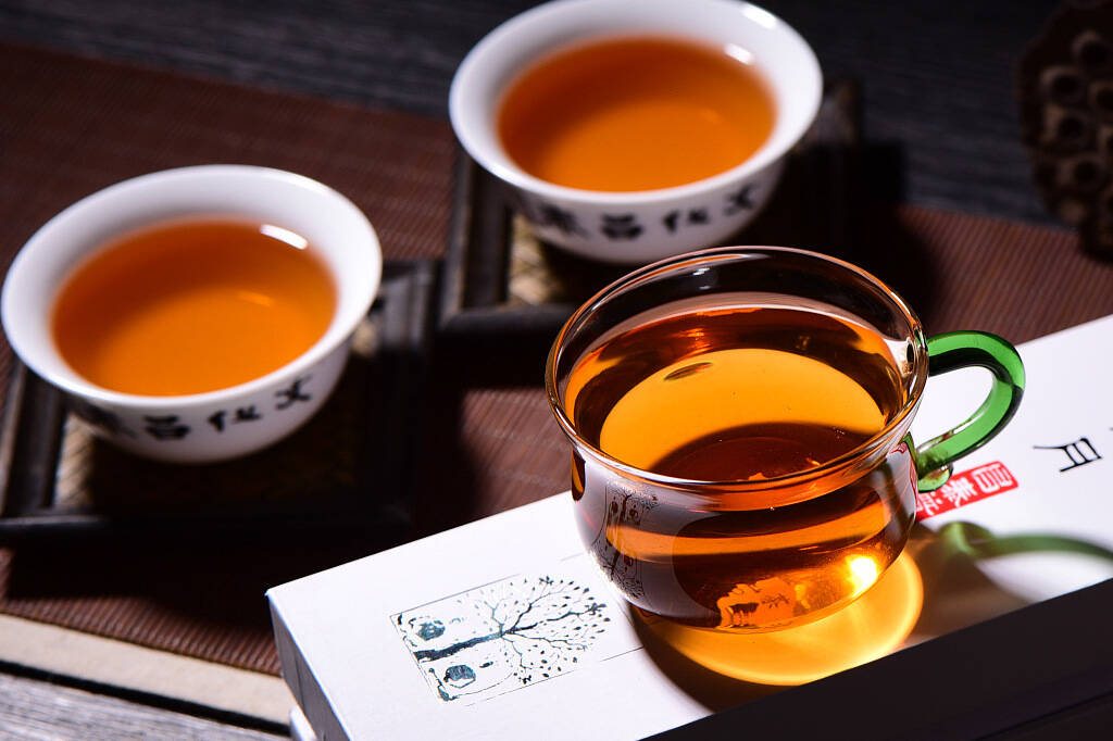 茶汤甜醇浓稠，入口爽滑，普洱茶