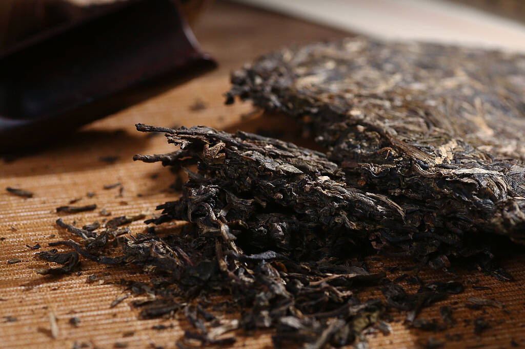 普洱茶的制作原料是晒青毛茶,为