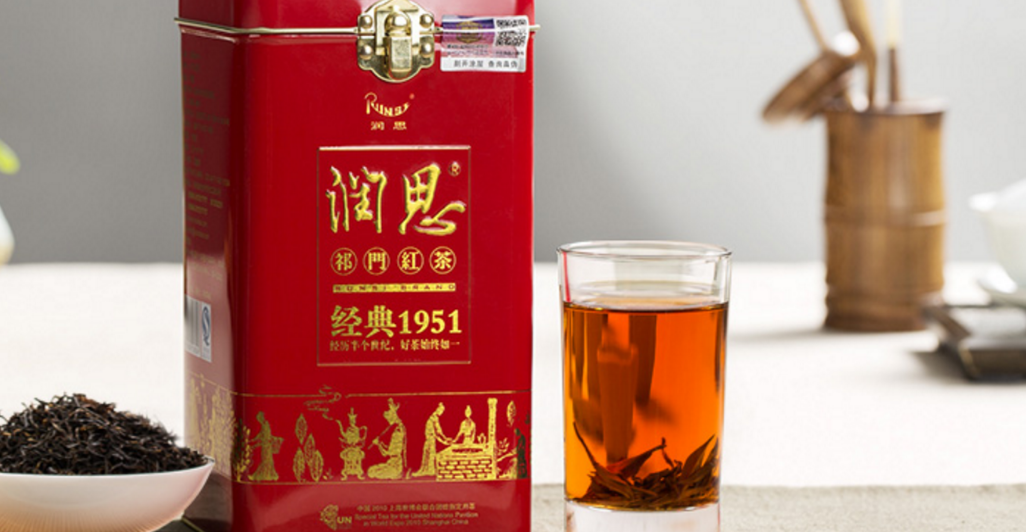 秋意浓，红颜知己在侧共饮一杯暖