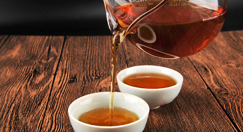 相聚好友，奉上一壶优质黑茶，闲