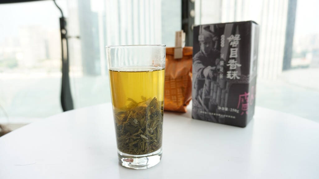 前几天到朋友家里做客，朋友邀我一起喝茶聊天，他一打