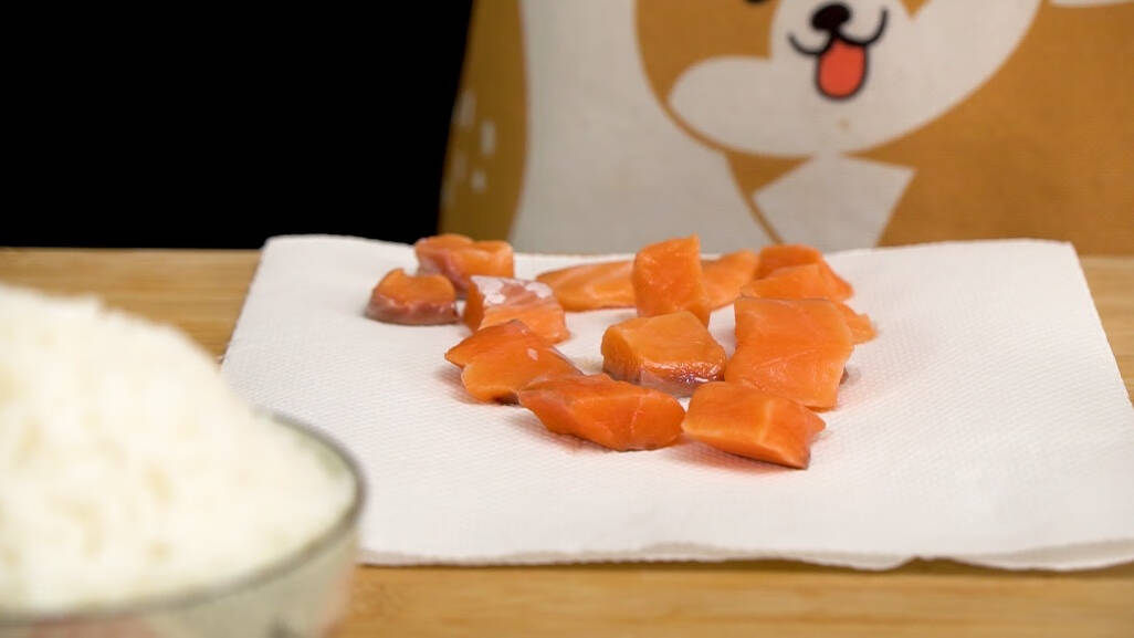 日式料理控情有独钟的三文鱼茶泡饭，请收下《深夜食堂