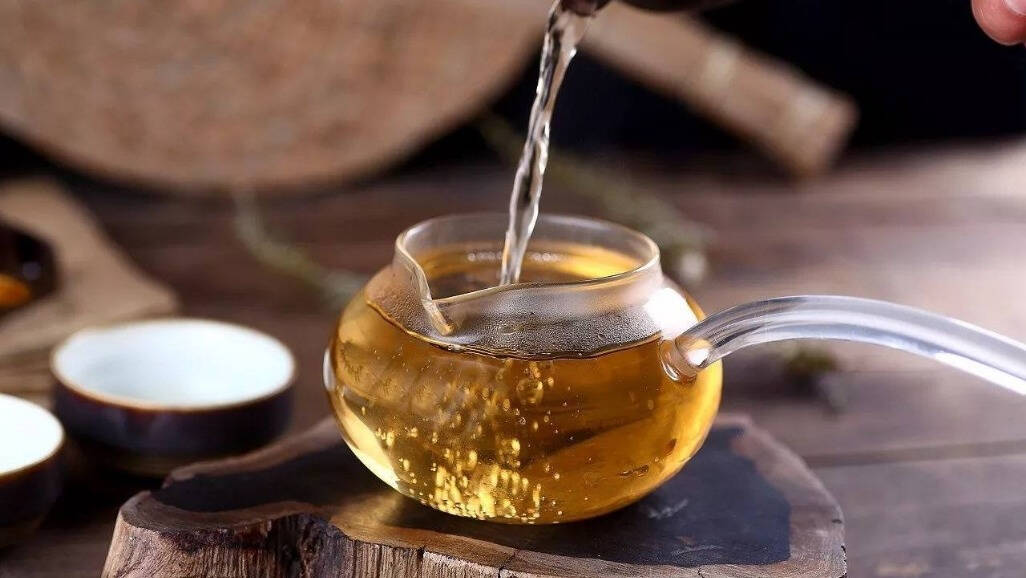 普洱茶，特別是滇藏神韻古樹普洱茶，除了飲用健康外，