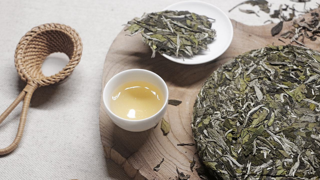 白茶向來有“一年茶，三年藥，七年寶”的說法。但是不