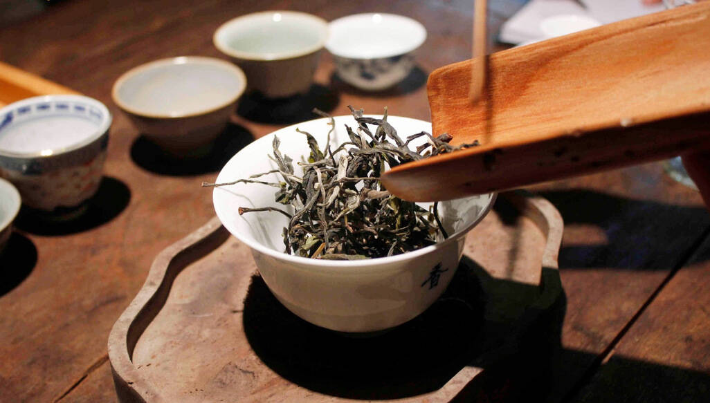 生命的深刻，淡然如茶，溶于水依