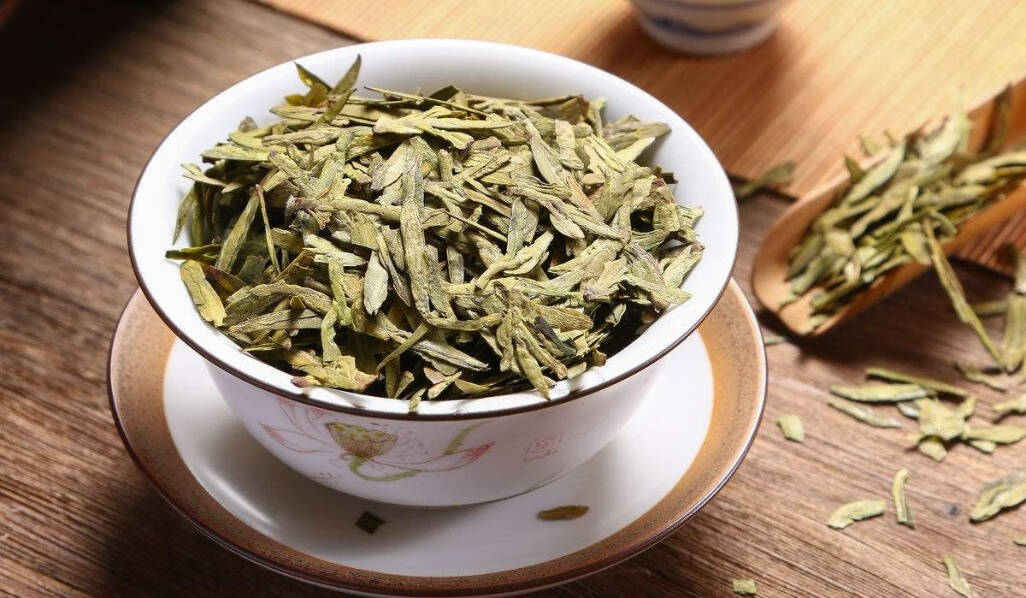 在这寒冷的季节，喝一杯茶与糕点