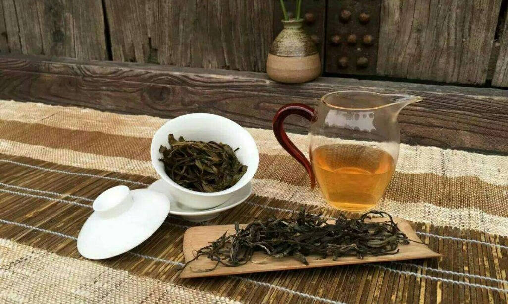 行内人都知道，普洱茶生茶是有生命的，自然环境的温湿度交替对茶的成熟和口感至关重要，并且保持了各地存茶的个性，也即，普洱茶“因地而异”。首先，贮藏条件会影响普洱茶的陈化变化，单纯依靠感官评审很难正确鉴别出普洱茶的年份；其次，贮藏仓储的温度和湿度也能够影响普洱茶感官和理化品质变化的快慢；而贮放仓储条件的