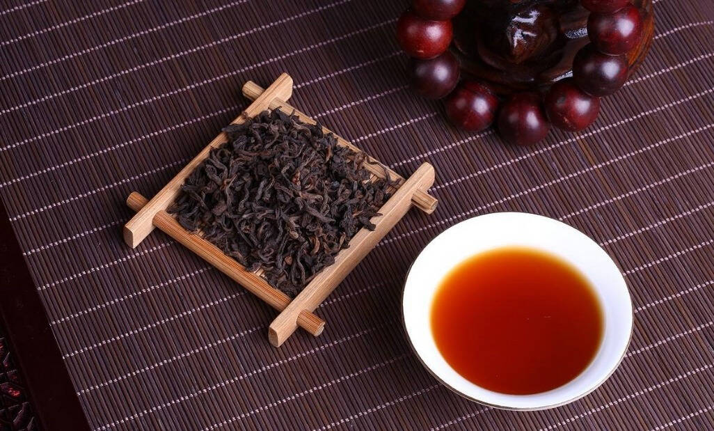 普洱茶是以雲南省一定區域內的雲南大葉種曬青毛茶爲原