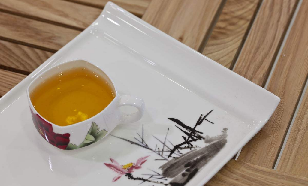 喝茶就是这么简单，拿起，然后放