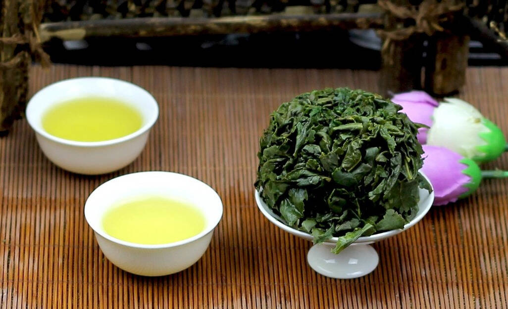 所谓艳茶是由处女和清明雨前的茶