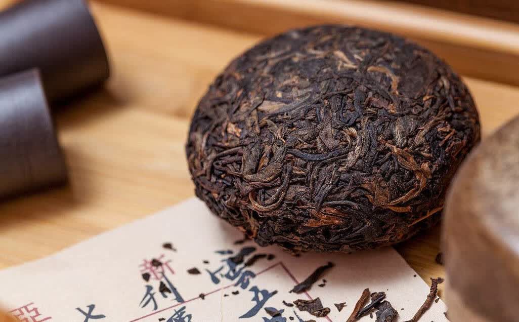 如何辨别普洱茶是长白霜还是霉变
