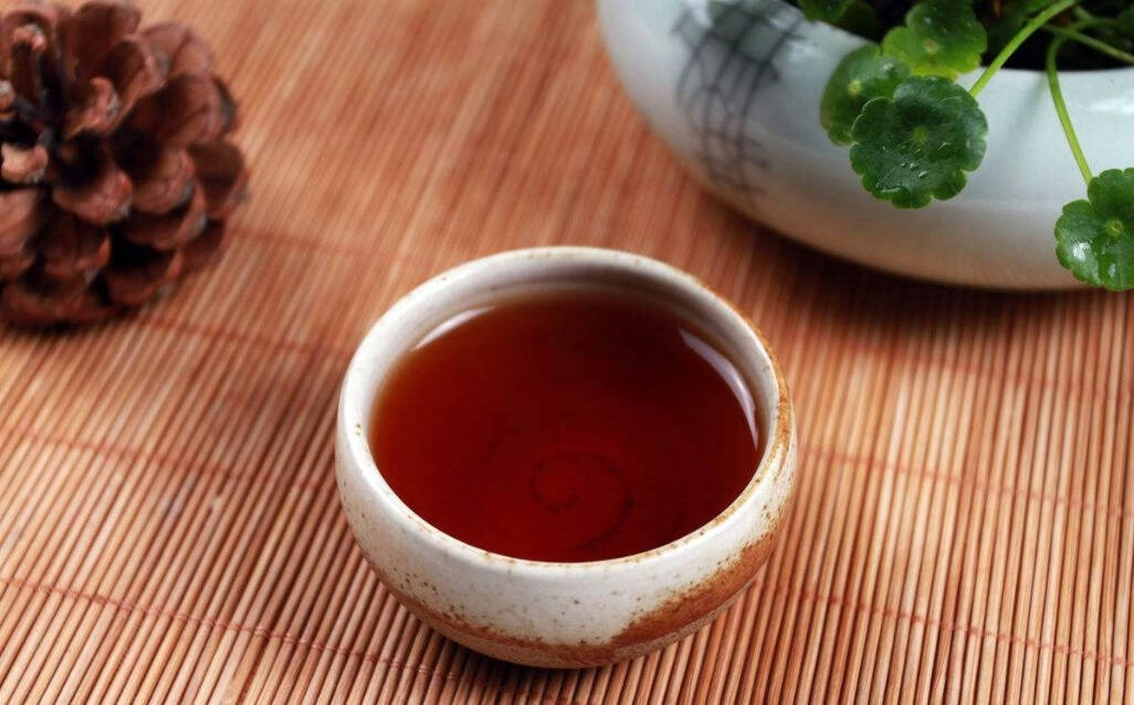 相聚好友，奉上一壶优质黑茶，闲