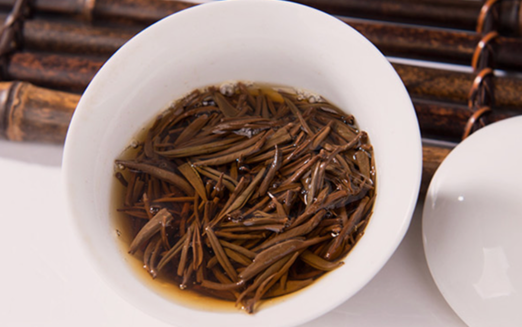 天渐寒冬将至，一壶温茶暖人心，