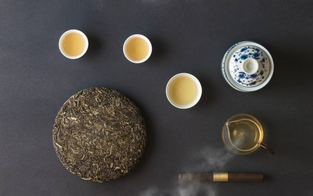 但凡普洱茶品饮者，无不谈及饮茶的“茶气”，但对于“茶气”的理解却千差万别。有人认为“茶气”是个说不清道不明，无法言状的神秘物；还有人认为“茶气”是个故弄玄虚的怪异名词；而有的人则毫不沾边地将它与“气功”和“玄学”扯到一起，这是极谎谬的说法。所谓茶气，不外乎二者：一是味感。即茶味，包括滋味和气味。某泡