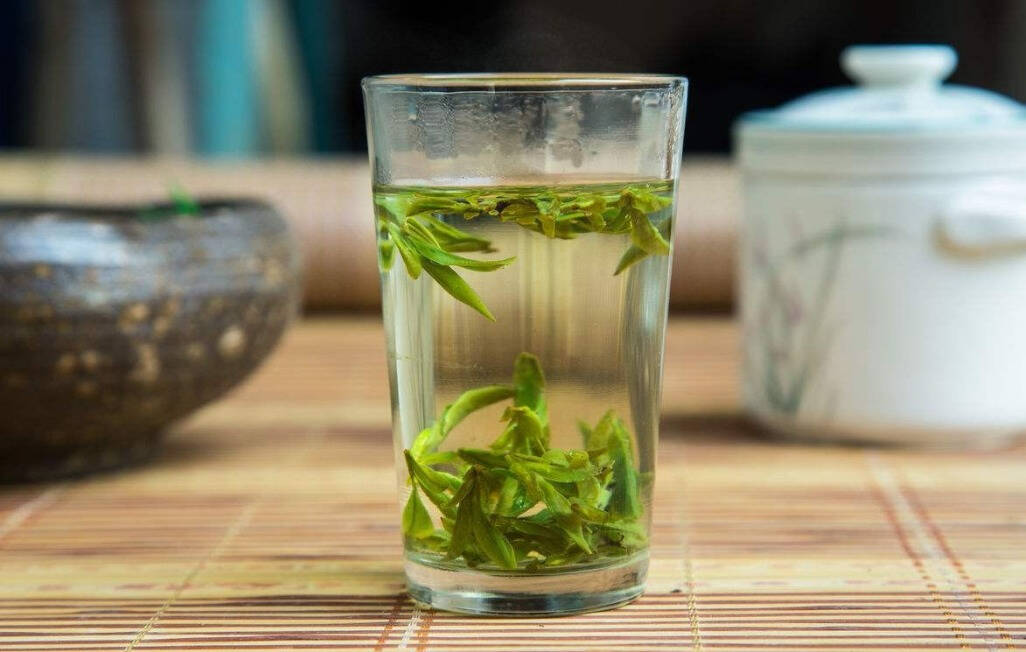 芽叶嫩绿，茶味鲜醇，西湖龙井让