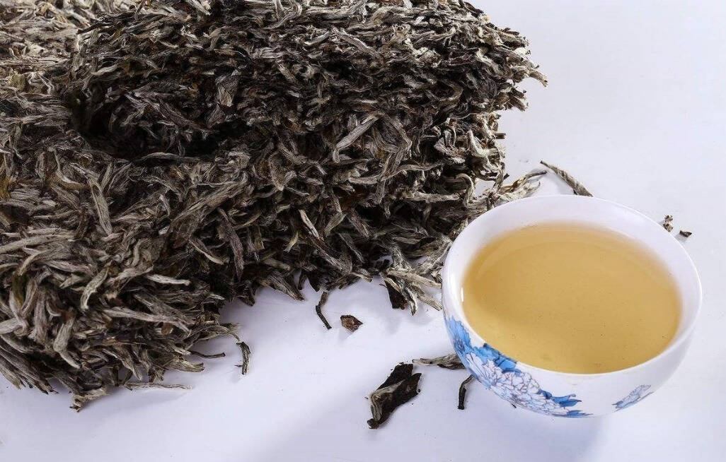 最近發現一個現象：做舊的老白茶，年份越來越大膽！第