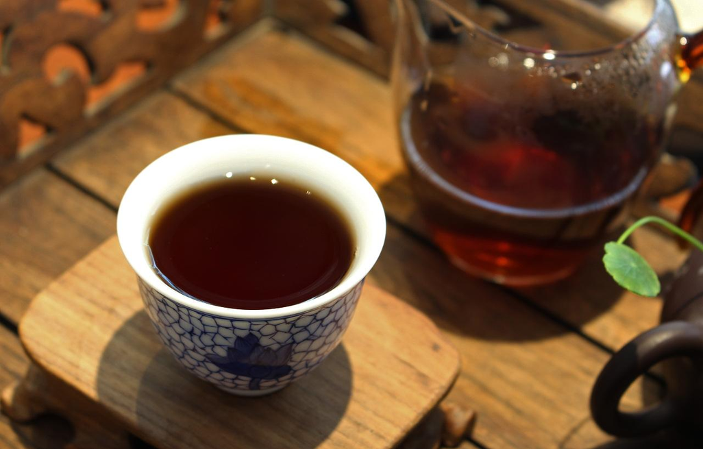 每日早晨空腹饮用一杯温热的熟茶