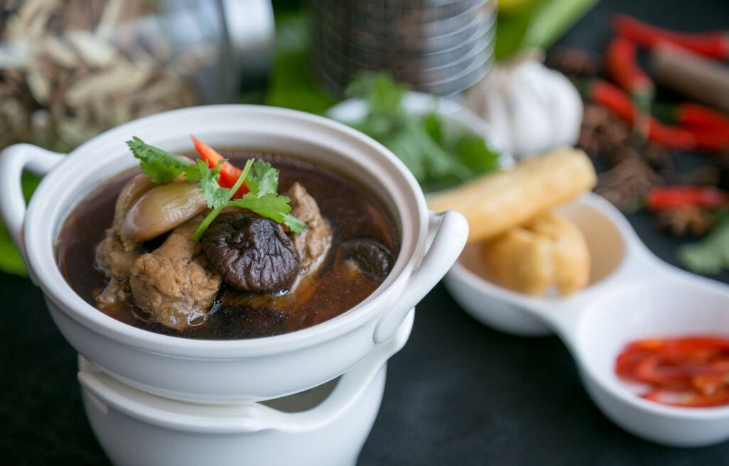 红遍国内的东南亚肉骨茶,这样烹