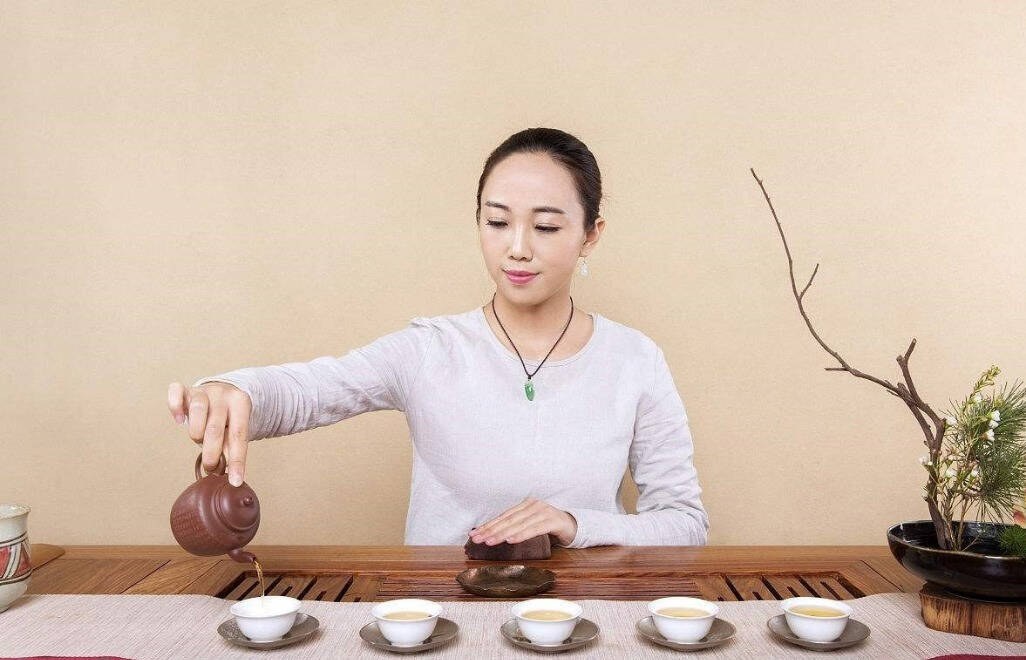 很多喜欢喝茶的女性朋友不知道经期能不能喝，喝了怕影