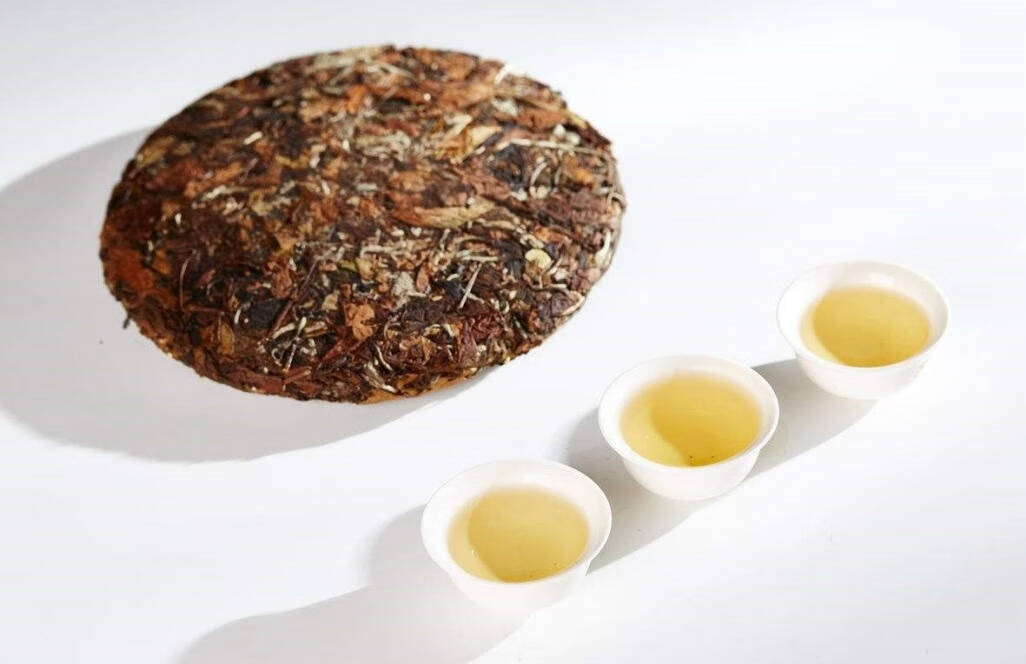 白茶餅就是白茶的餅狀，因爲白茶餅更容易保存與攜帶，