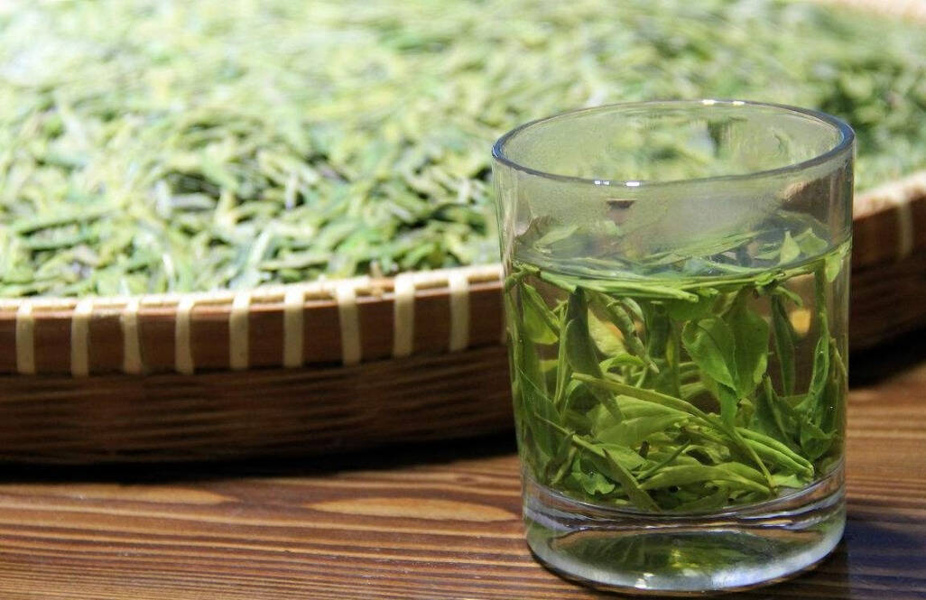 芽叶嫩绿，茶味鲜醇，西湖龙井让