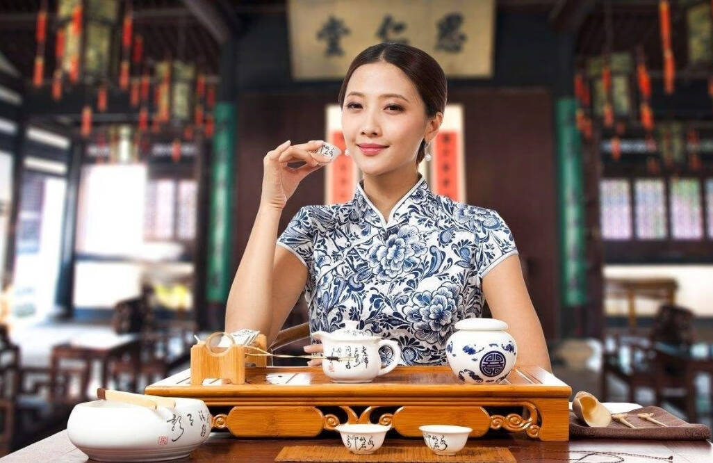 很多喜欢喝茶的女性朋友不知道经期能不能喝，喝了怕影