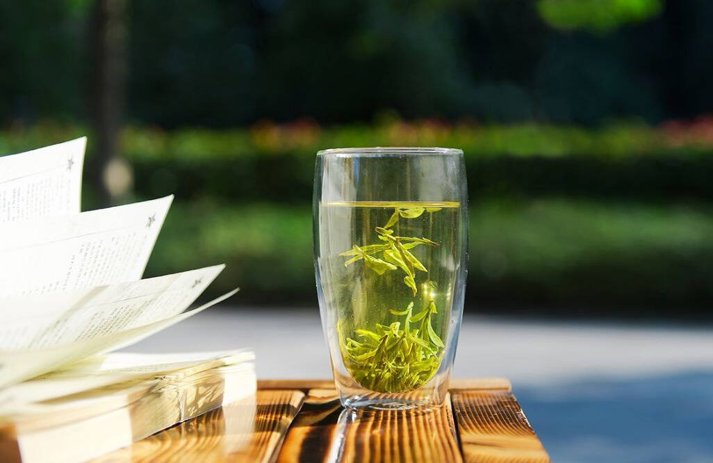 芽叶嫩绿，茶味鲜醇，西湖龙井让