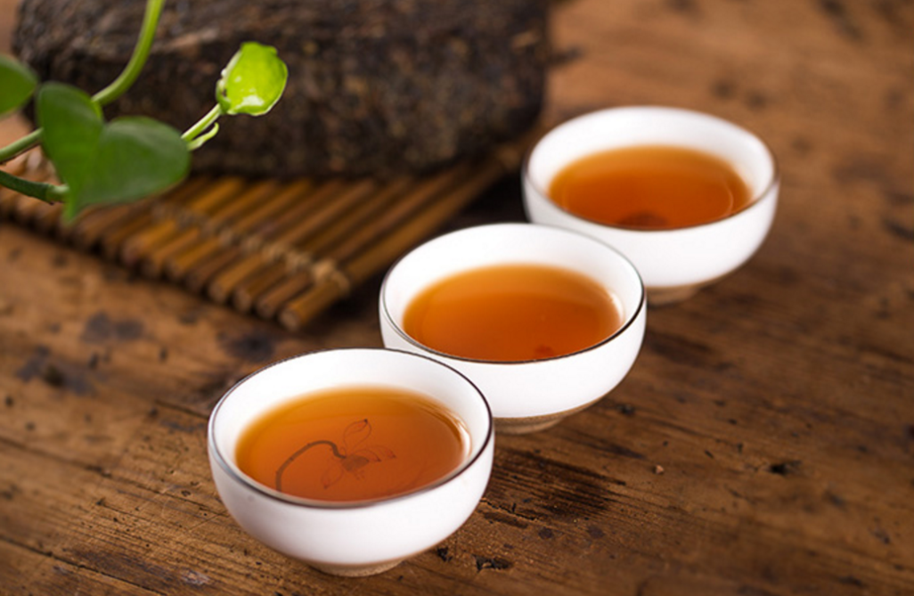 相聚好友，奉上一壶优质黑茶，闲