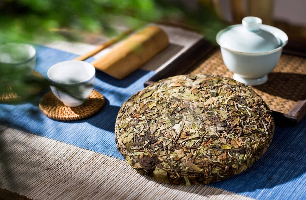白茶餅就是白茶的餅狀，因爲白茶餅更容易保存與攜帶，