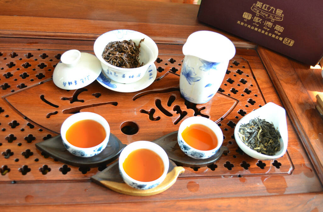 是不是红茶汤色、叶底越红越好？