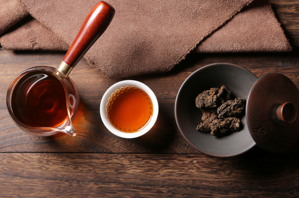 茶是中国文化的缩影，古代文人墨客将其伴于身边，手捧
