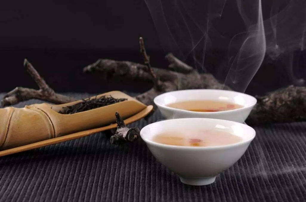 紅茶性溫，香醇味美，具有驅寒暖胃的保健功效，所以寒