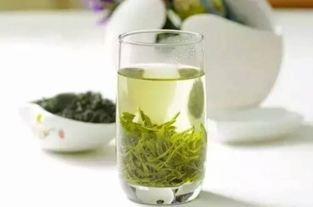 新茶香味浓郁，新鲜自然，旧茶香