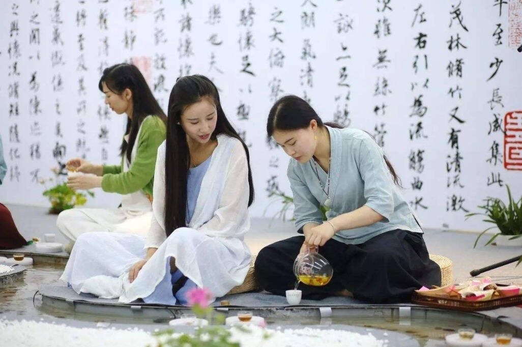 捧一卷书，沏一杯茶，在袅袅茶香