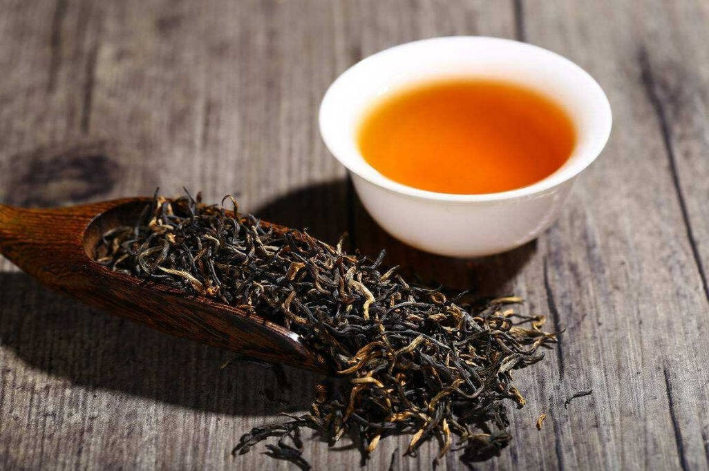 茶，不挑剔人，只要有开水和茶叶