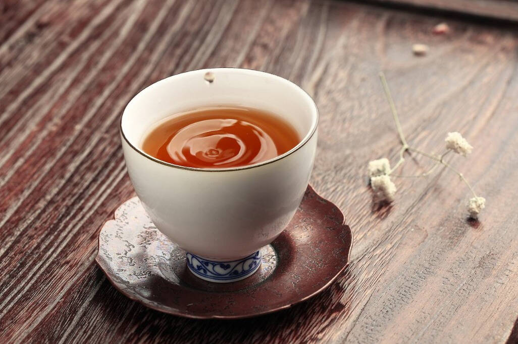 饭后油腻？清新茶饮调节肠胃健康