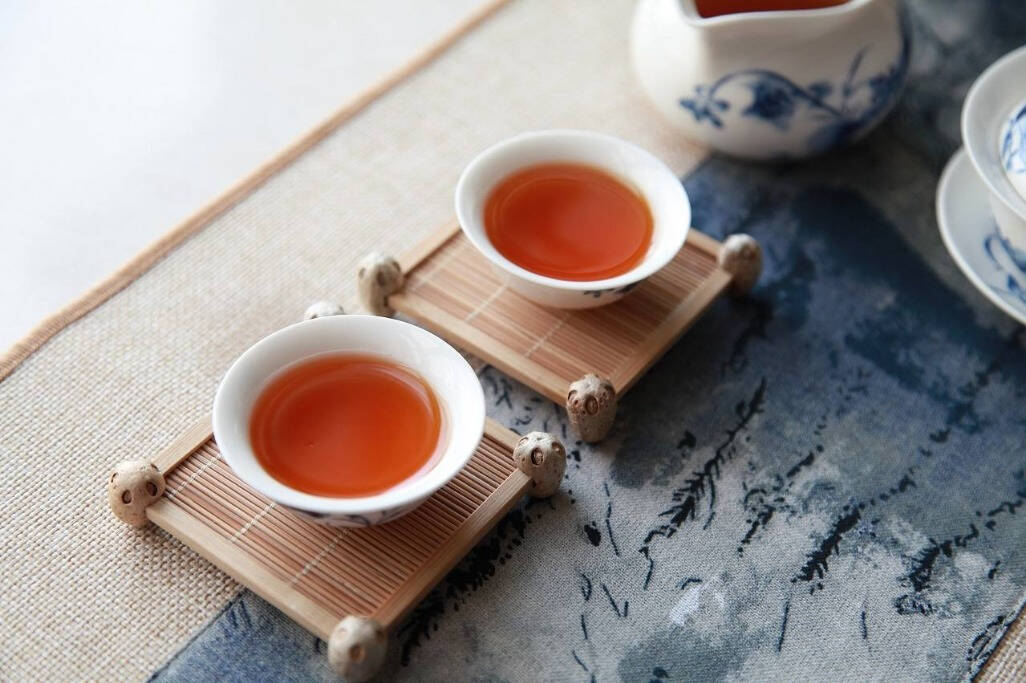 手捧一杯养生黑茶，决意把秋冷冬