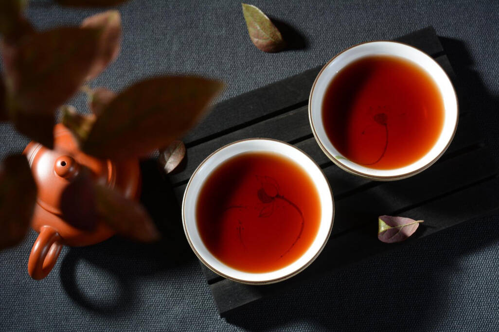 喝普洱茶，老海塘见花香见老道。