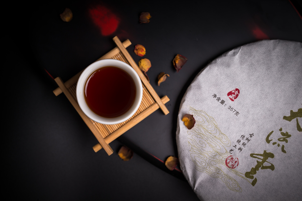 熟茶发酸一般是渥堆发酵过程中工艺处理不当造成的。渥堆时出现“酸味”是普洱茶发酵中常见的现象，通常在发酵开始后的4～5天就能闻到明显的酸味，这就表明茶堆内部已经发生了剧烈的化学反应，这是普洱茶发酵的阶段性特点。在渥堆的中后期很多带有刺鼻性气味的低沸点香气物质大量分解，如果这个阶段堆子的水分过多，透气性