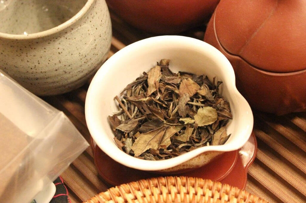 新茶香味浓郁，新鲜自然，旧茶香