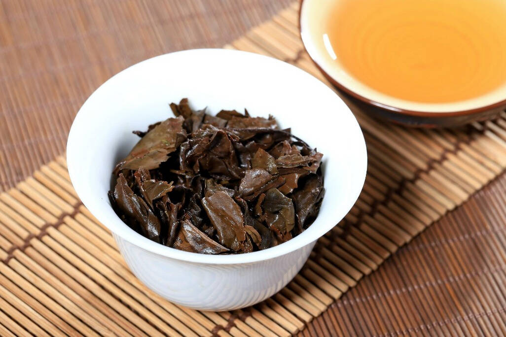 冲泡白茶时，闷泡，坐杯，留根，