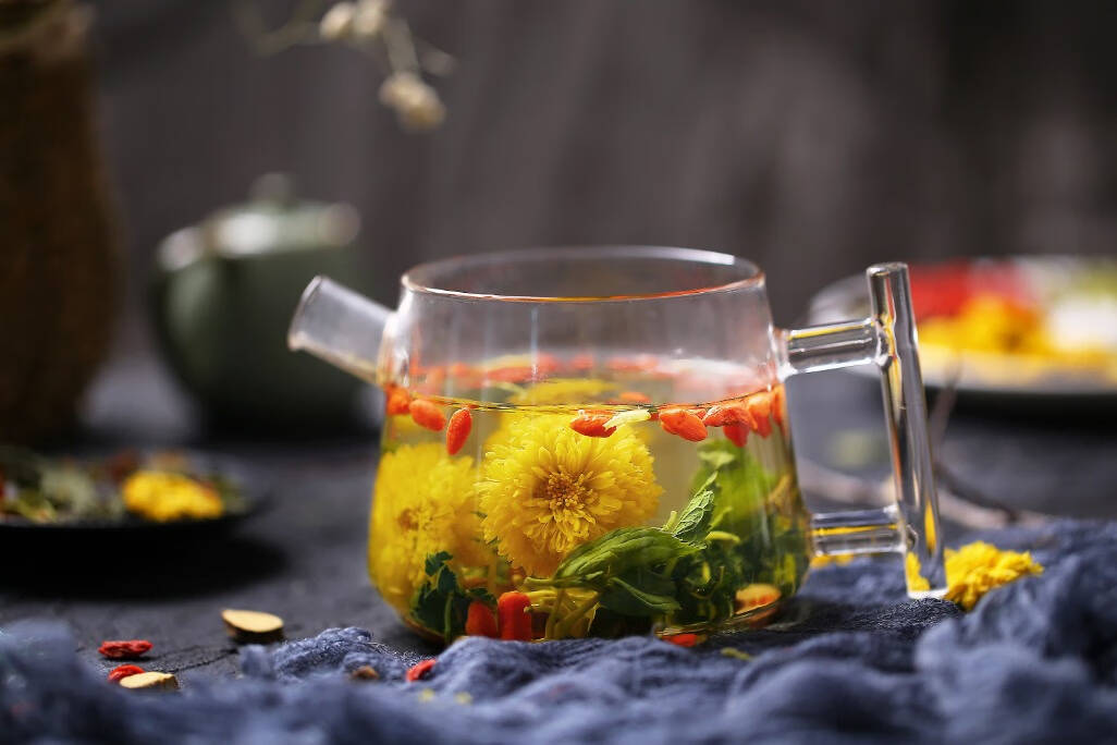 饭后油腻？清新茶饮调节肠胃健康